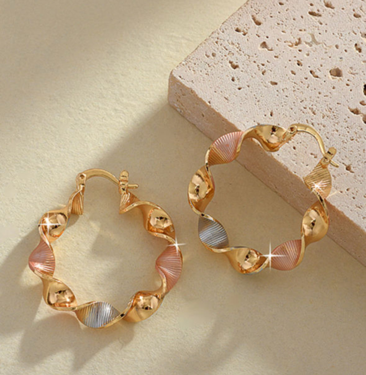 Tri-color twisty hoop er