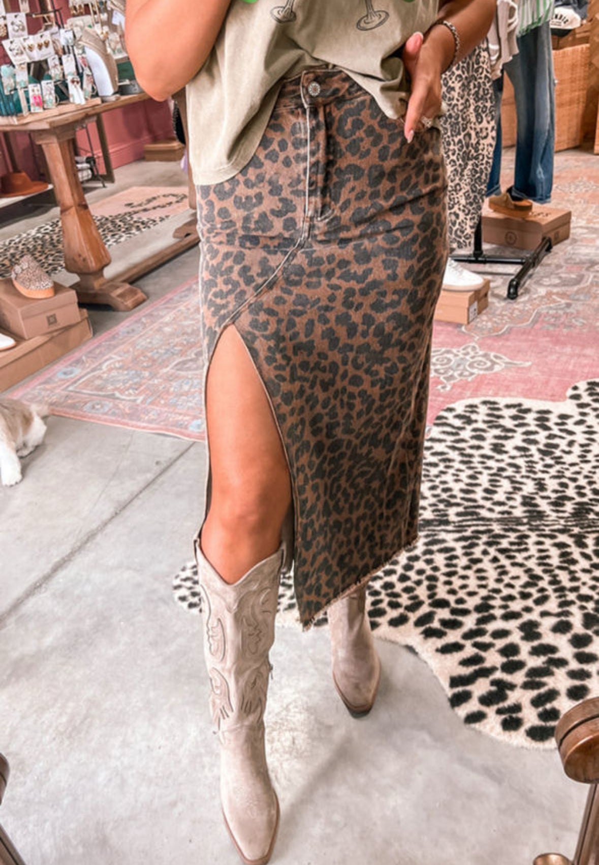 Leopard skirt with slit