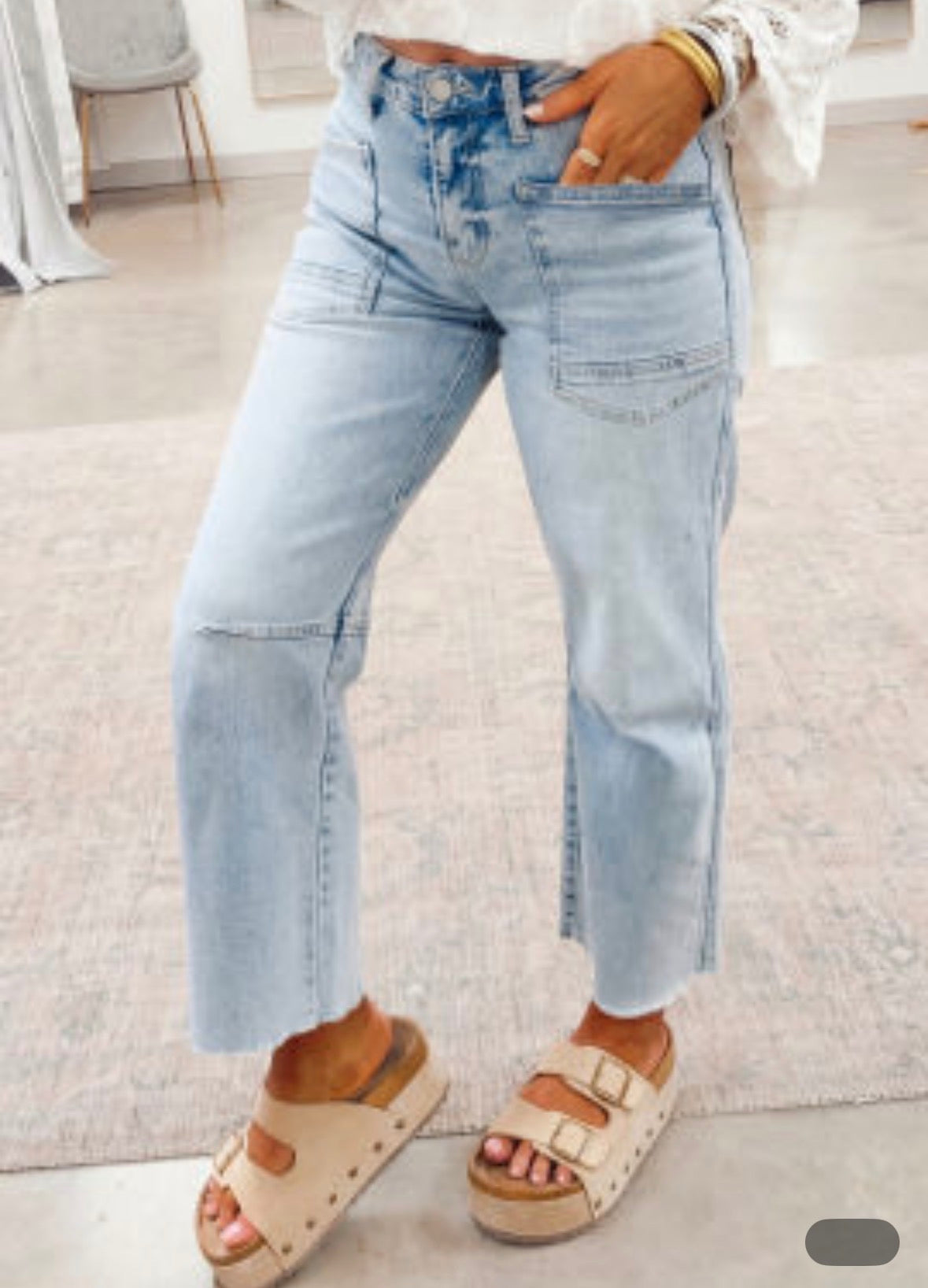Lt wash big pocket raw hem jeans