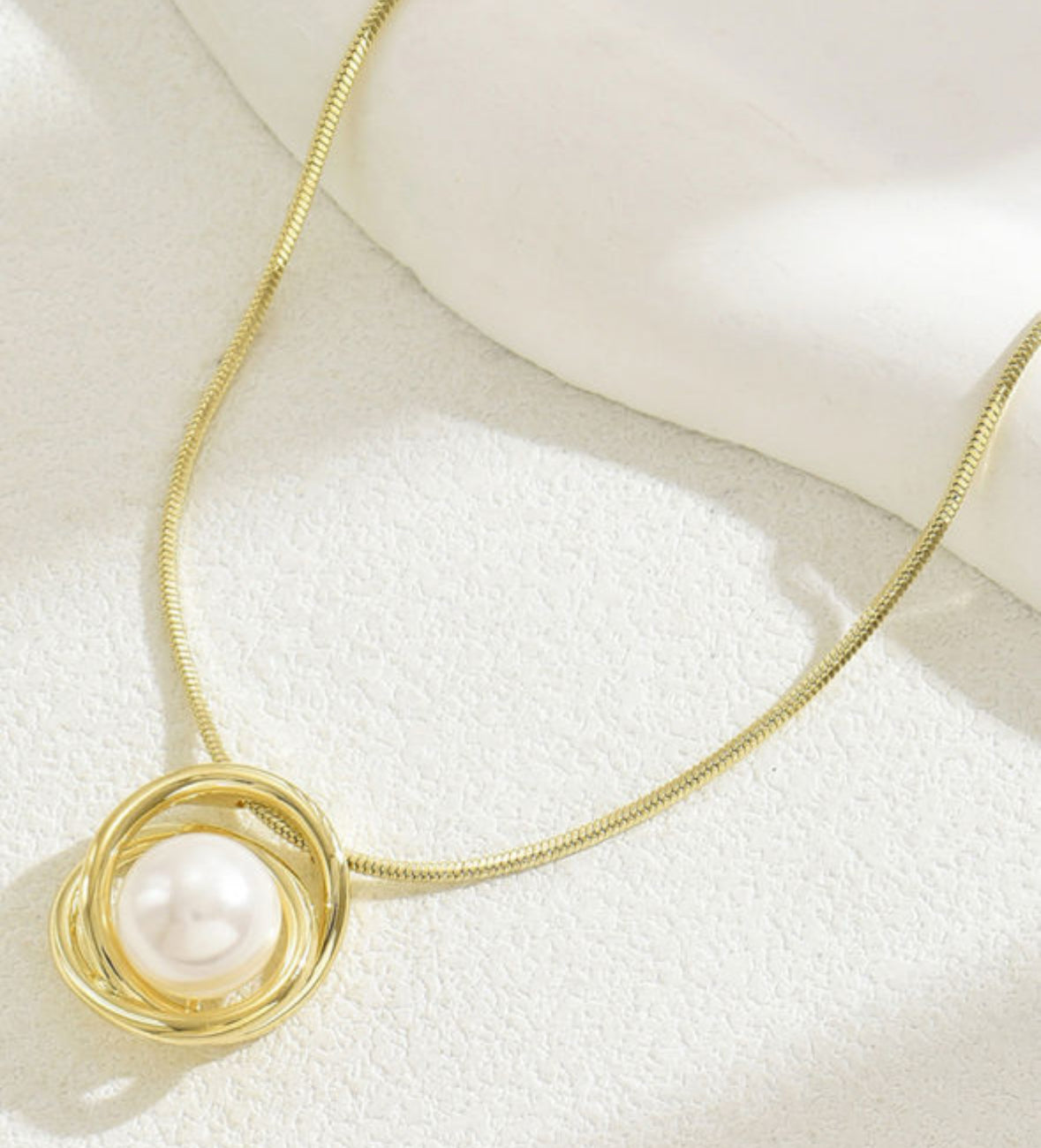 Gold pearl pendant NL